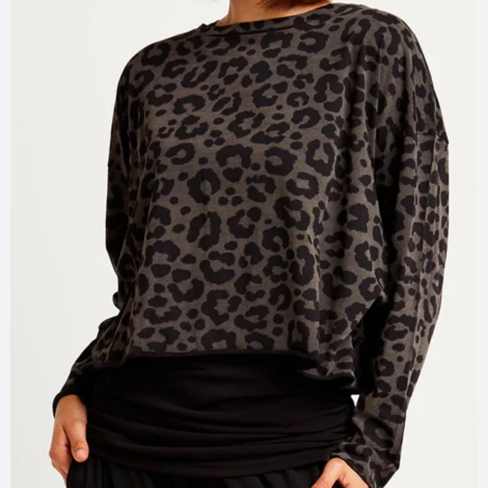 Planet by Lauren G mini boxy Leopard Print Long Sleeve Top one size